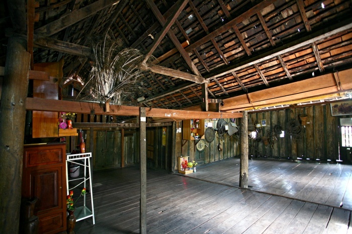 nhà sàn cổ của Vua săn voi không gian bên trong 