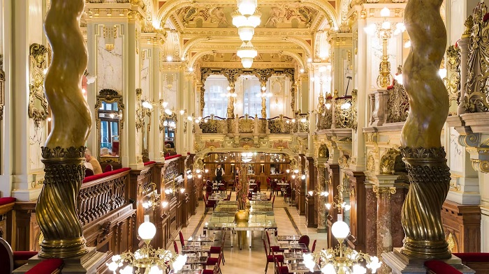 Một trong những quán cà phê đẹp nhất thế giới: Quán cà phê New York ở Budapest - Cuộc sống về đêm ở Budapest