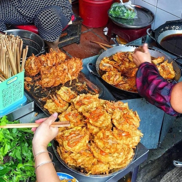 Hanoi food market - Dong Xuan market lane