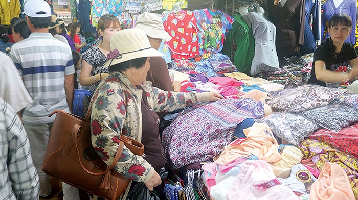 Vải và quần áo cực kỳ đa dạng ở chợ biên giới Tịnh Biên