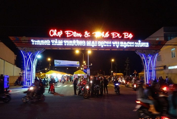 Night markets in Binh Duong - Bach Dang night market