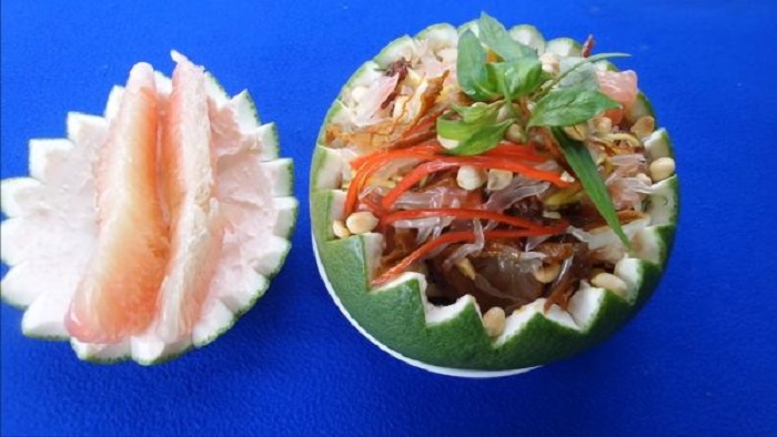 Gói bưởi khô cá lóc đã trở thành một trong những đặc sản Châu Đốc nhất định phải thử