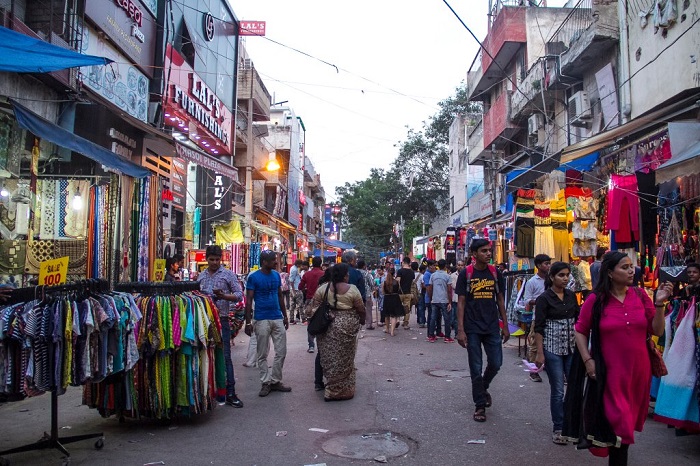 Con phố Sarojini Nagar sầm uất với nhiều cửa hàng dọc hai bên đường - hoạt động du lịch ở Delhi
