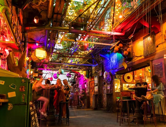 Szimpla Kert là quán bar đổ nát nổi tiếng nhất ở Budapest - Cuộc sống về đêm ở Budapest
