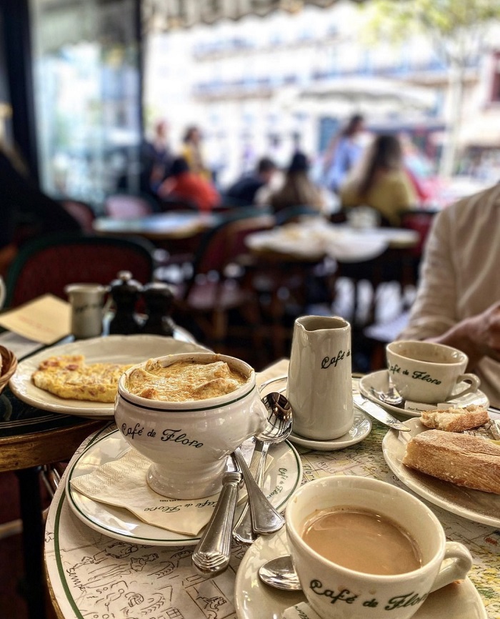 Cafe và bánh ngọt kiểu Pháp được phục vụ trong quán cafe đẹp ở Paris