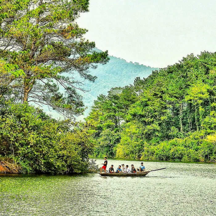 Hồ Khuôn Thần là nơi đáng ghé thăm để tìm kiếm sự yên tĩnh và điều hòa tâm hồn. Hãy đến với chúng tôi để thưởng thức hình ảnh nơi đây thật tuyệt vời nhất.