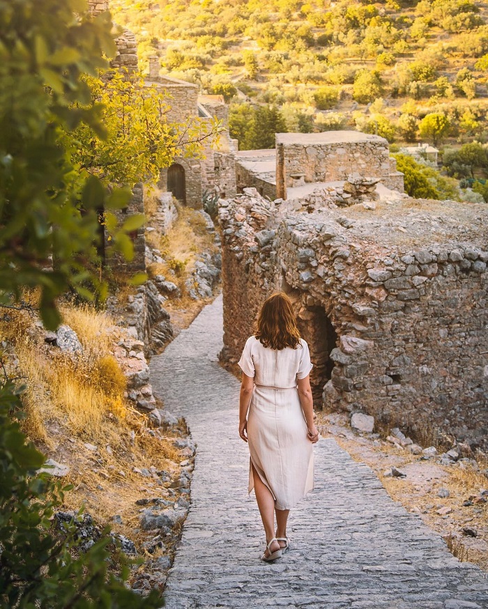 Lang thang trong ngôi làng thời trung cổ bị bỏ hoang ở Anavatos  đảo Chios Hy Lạp