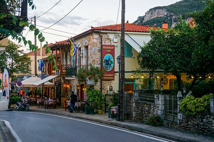 Một thị trấn mới ở bên dưới có một số nhà hàng và nhà nghỉ - Du lịch Mystras