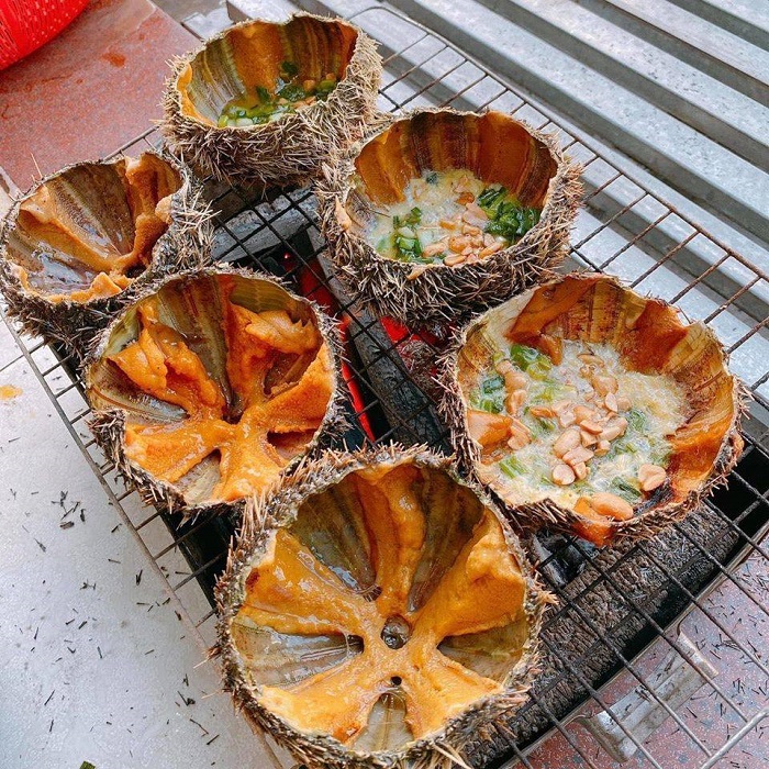 Đặc sản nhum nướng đảo Nam Du - nhum nướng mỡ hành