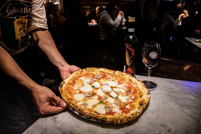 Pizza truyền thống ở Naples - 10 trải nghiệm ẩm thực hàng đầu thế giới
