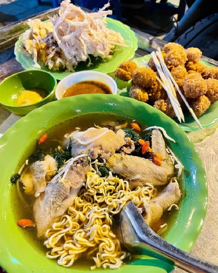 Hanoi night restaurant - Hang Bo chicken noodle soup