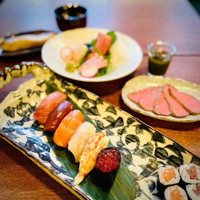 Trình bày một món sushi ở Tokyo - 10 trải nghiệm ẩm thực hàng đầu thế giới