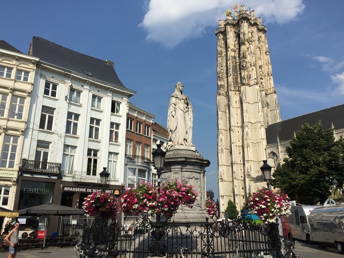 Những hoạt động ở phố cổ Mechelen Bỉ