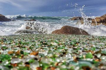 Dấu vết thiên nhiên kỳ diệu trên bãi biển thủy tinh California