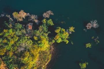 Có một hồ Khuổi Khoán Cao Bằng nằm bình yên ngắm bao mùa cây thay lá 
