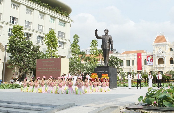 Tượng đài Hồ chủ tịch là tượng đài nổi tiếng ở Việt Nam