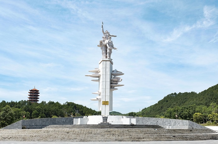Tượng đài Ngã Ba Đồng Lộc là tượng đài nổi tiếng ở Việt Nam
