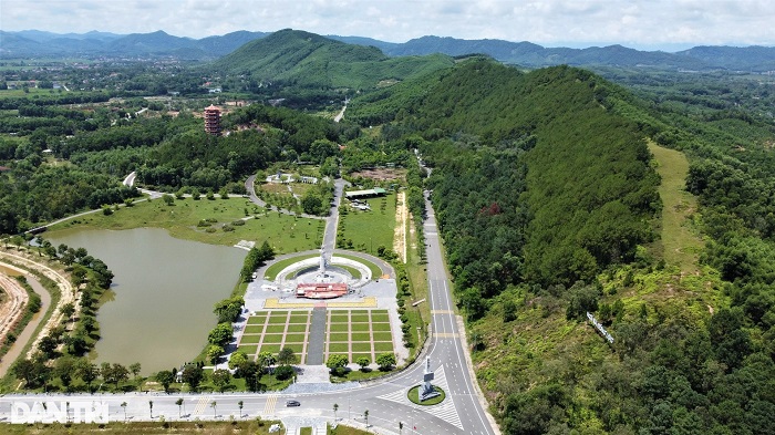 Tượng đài Ngã Ba Đồng Lộc là tượng đài nổi tiếng ở Việt Nam