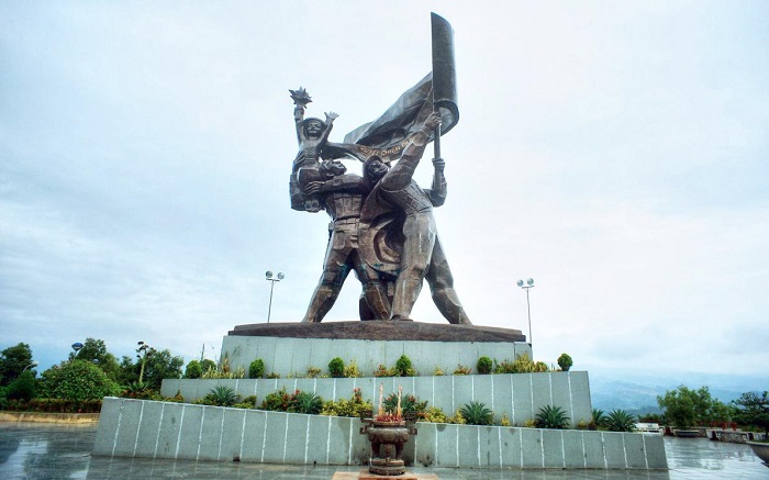 Tượng đài chiến thắng Điện Biên Phủ là tượng đài nổi tiếng ở Việt Nam