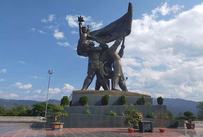 Tượng đài chiến thắng Điện Biên Phủ là tượng đài nổi tiếng ở Việt Nam