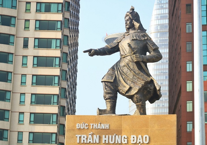 Tượng đài Đức Thánh Trần là tượng đài nổi tiếng ở Việt Nam