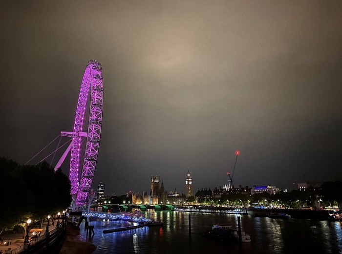 Thành phố London về đêm với vòng quay London Eye nổi bật