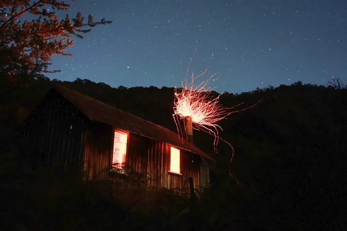 Ngôi nhà amiăng với ngọn lửa bập bùng dưới những vì sao đêm ở vườn quốc gia Kahurangi
