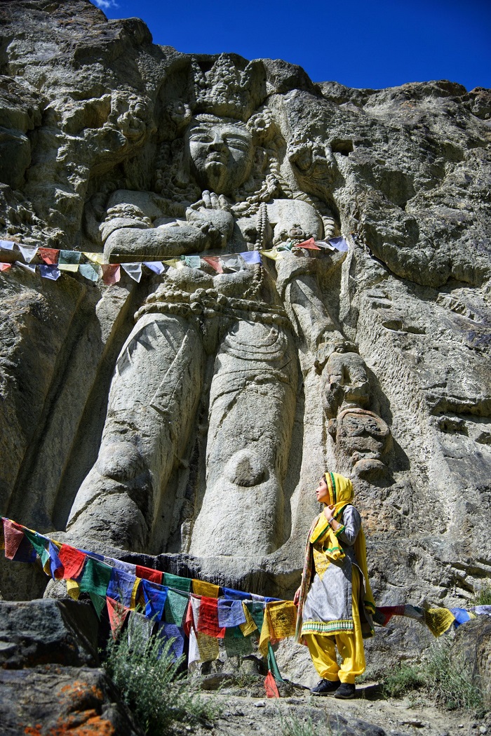 Bức tượng Phật Di Lặc bằng đá cao 7 ft - thung lũng Suru