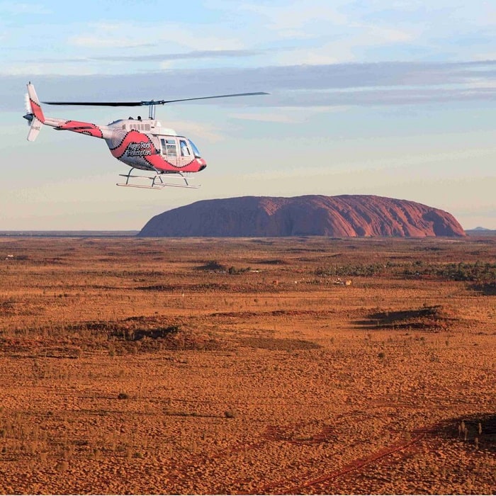 Ngắm cảnh bằng trực thăng là điều cần làm ở công viên quốc gia Uluru-Kata Tjuta