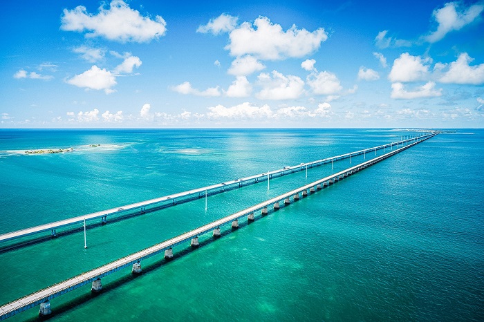 Tận hưởng khung cảnh biển khi đi dã ngoại ở Cầu Bảy Dặm ở Florida