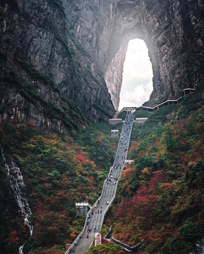 Tianmen Mountain Road là cung đèo đẹp trên thế giới đi qua nhiều thắng cảnh