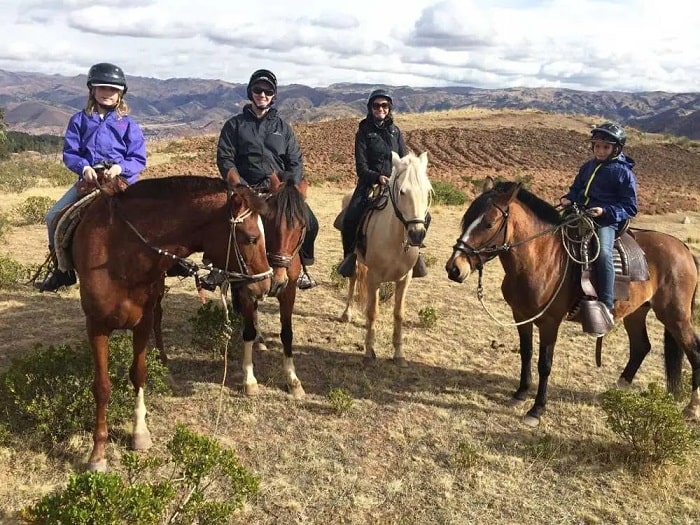 Cưỡi ngựa ở mỏ muối Maras Peru