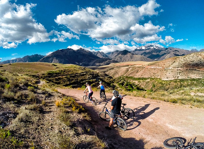 Đạp xe leo núi đến mỏ muối Maras Peru