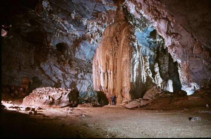 Tan Lac Hoa Binh tourist destination - Hoa Tien cave