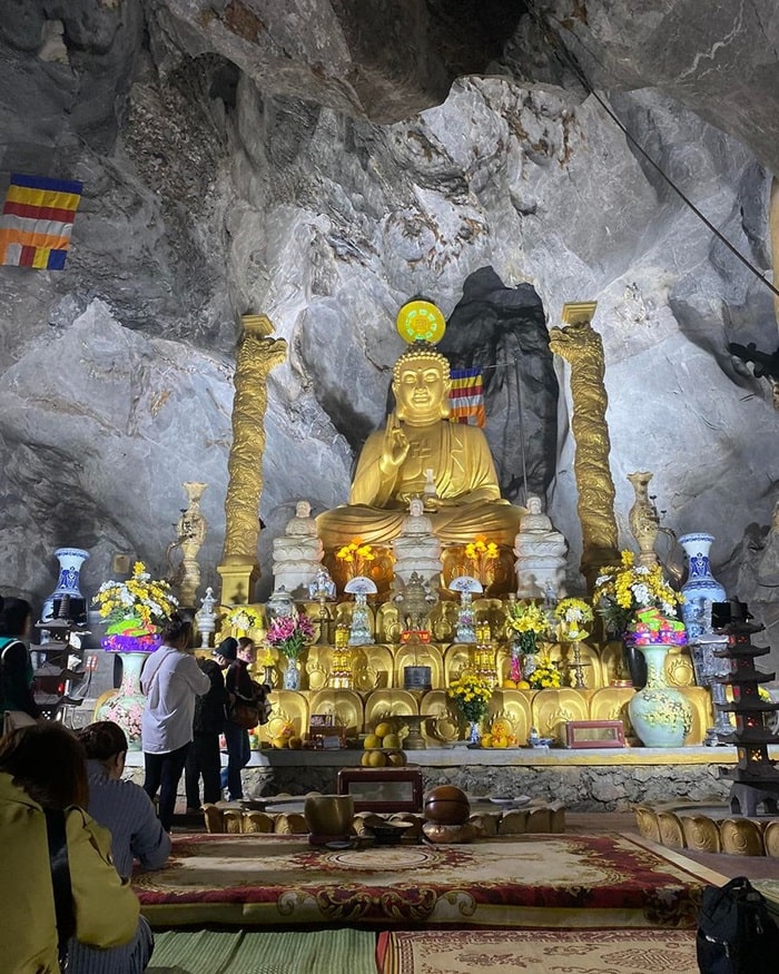 Tan Lac Hoa Binh tourist destination - Thac Bo cave