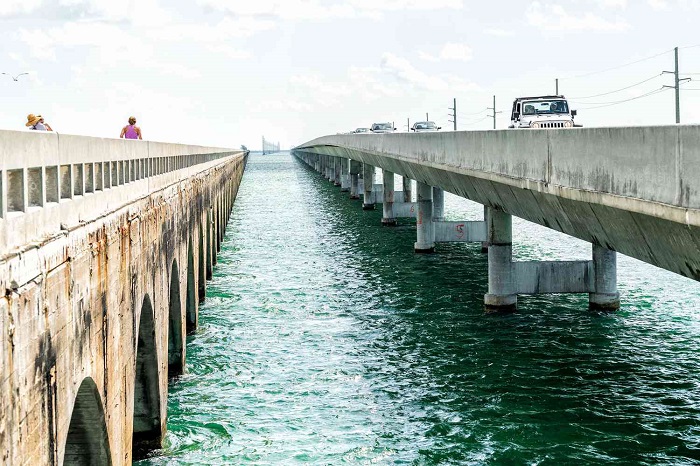 Cầu Bảy Dặm ở Florida là một đoạn đường cao tốc trên mặt nước