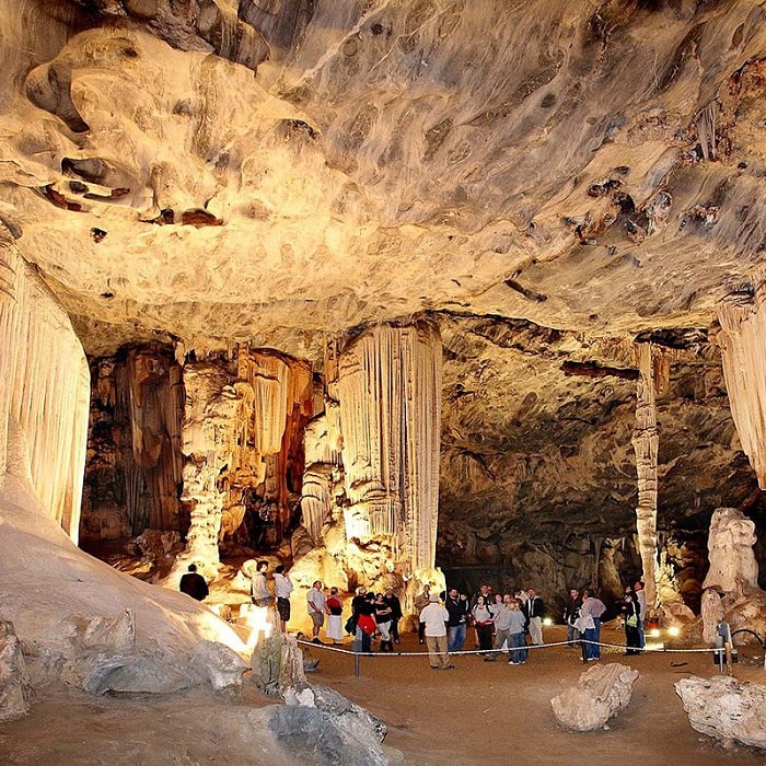 Khám phá hang động Cango Nam Phi