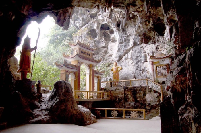 Hoa Lu Ninh Binh travel experience - Dich Long pagoda
