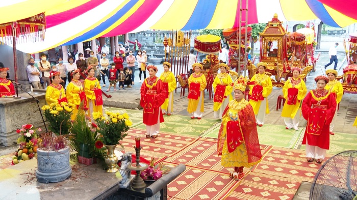 Hoa Lu Ninh Binh travel experience - Thai Vi temple festival
