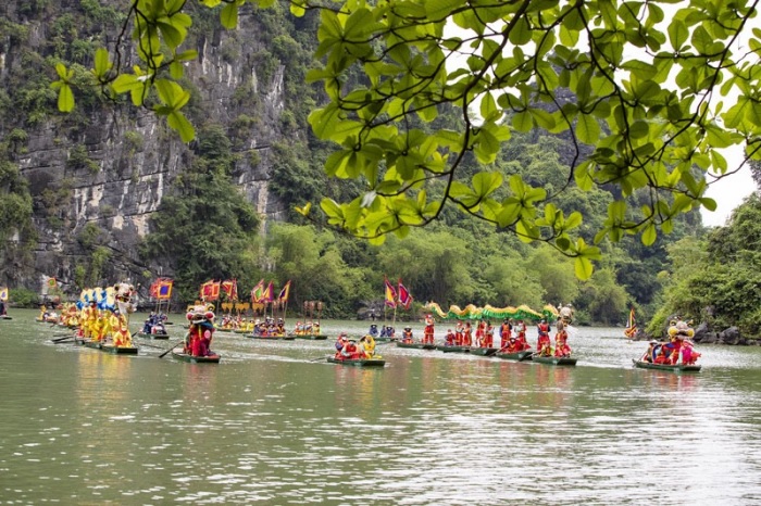Hoa Lu Ninh Binh travel experience - festival of Holy Quy Minh Dai Vuong