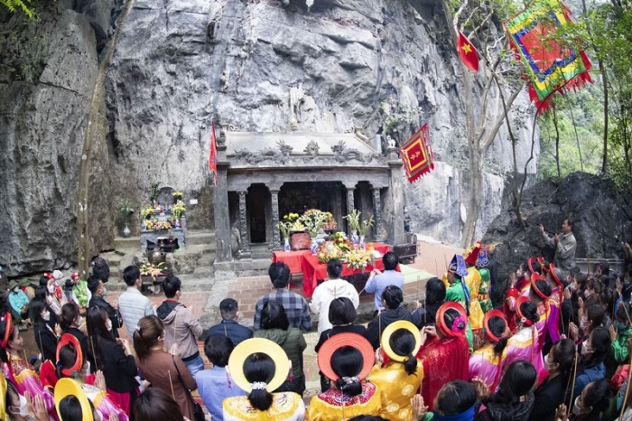 Hoa Lu Ninh Binh travel experience - Holy Quy Minh Dai Vuong Association