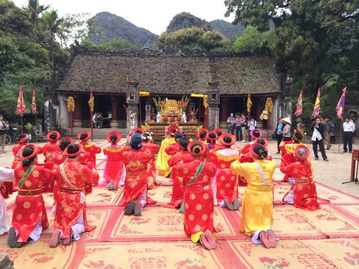 Hoa Lu Ninh Binh travel experience - Truong Yen festival