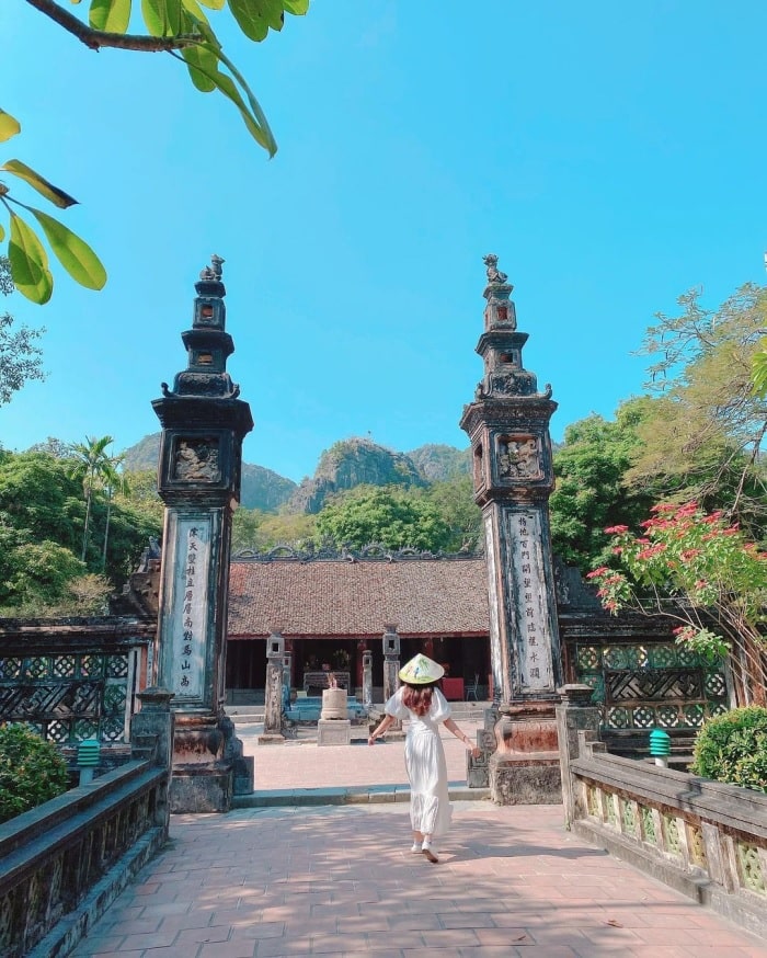Hoa Lu Ninh Binh travel experience - means