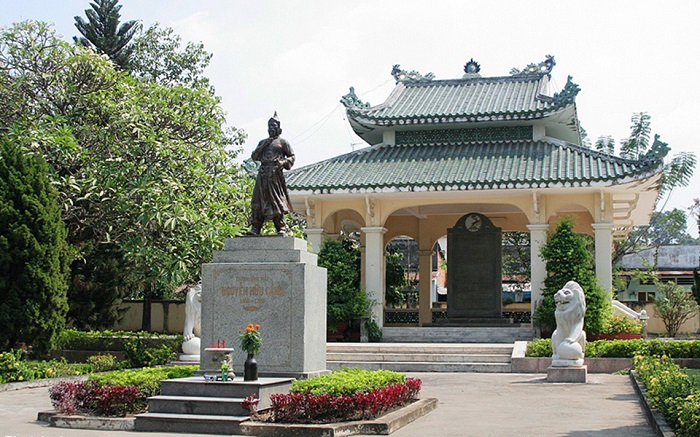 Mausoleum of Marquis Nguyen Huu Canh is a historical tourist destination in Quang Binh that you should visit once. 