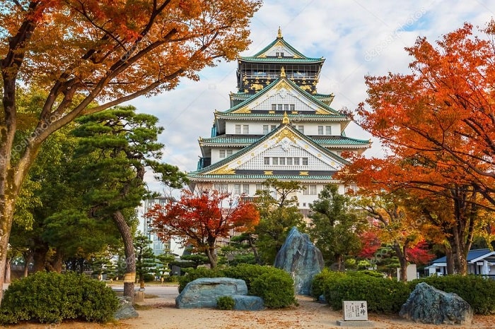 Lâu đài Osaka là điểm ngắm lá mùa thu đẹp ở Nhật Bản