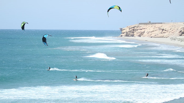 Lướt ván diều là việc nên làm ở thị trấn Mancora Peru