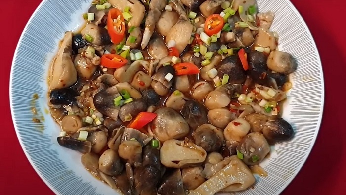 Nấm rơm xào tỏi là món chay ngon của Việt Nam không thể bỏ qua dịp rằm 