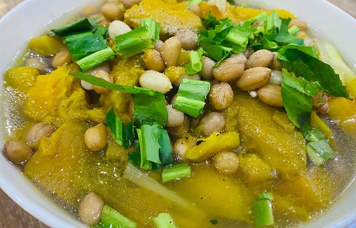 Canh bí đỏ đậu phộng là món chay ngon của Việt Nam mà bạn có thể vào bếp chiêu đãi gia đình