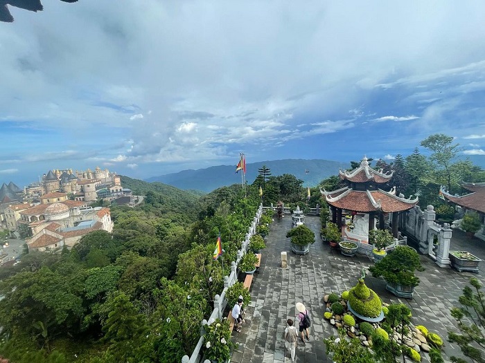 Linh Phong Thiền Tự là ngôi chùa trên núi ở Việt Nam có view ấn tượng