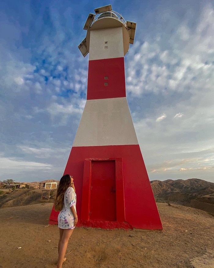 Ngắm hoàng hôn ở ngọn hải đăng Mancora là việc nên làm ở thị trấn Mancora Peru